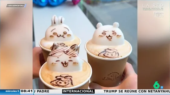 La cafetería de Tokio en la que los cafés son obras de arte muy esponjosas: "Son esculturas de animalitos" La cafetería de Tokio en la que los cafés son obras de arte muy esponjosas: "Son esculturas de animalitos"