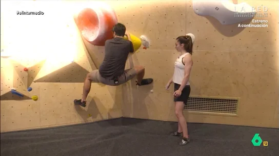 Así ha terminado el primer intento de escala en un rocódromo de Isma Juárez: "La pared no me respeta" El reportero visita un rocódromo para iniciarse en este deporte. Para ello, cuenta con una profesora de lujo: Iziar Martínez, campeona de España de escalada. Pero, a pesar de sus explicaciones, Juárez no ha tenido mucho éxito.