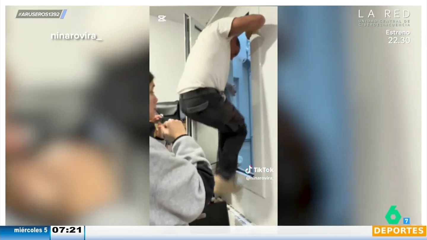 El rescate de película de un cerrajero a un chico que se queda encerrado en el baño: "¿Y si intento entrar por la ventana?" El rescate de película de un cerrajero a un chico que se queda encerrado en el baño: "¿Y si intento entrar por la ventana?"