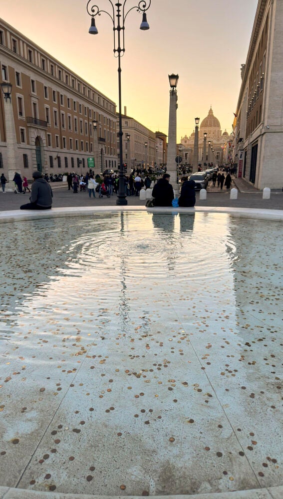 Monedas en una fuente de Roma
