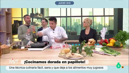 Carlos Maldonado y Pablo Ojeda enseñan cómo elaborar una dorada con verduras al papillote: la receta paso a paso Esta técnica culinaria permite cocinar los alimentos al vapor en sus propios jugos. Esto hace que la elaboración sea muy saludable y, además, gracias a los aromáticos, deliciosa. No te pierdas la receta completa en el vídeo principal.
