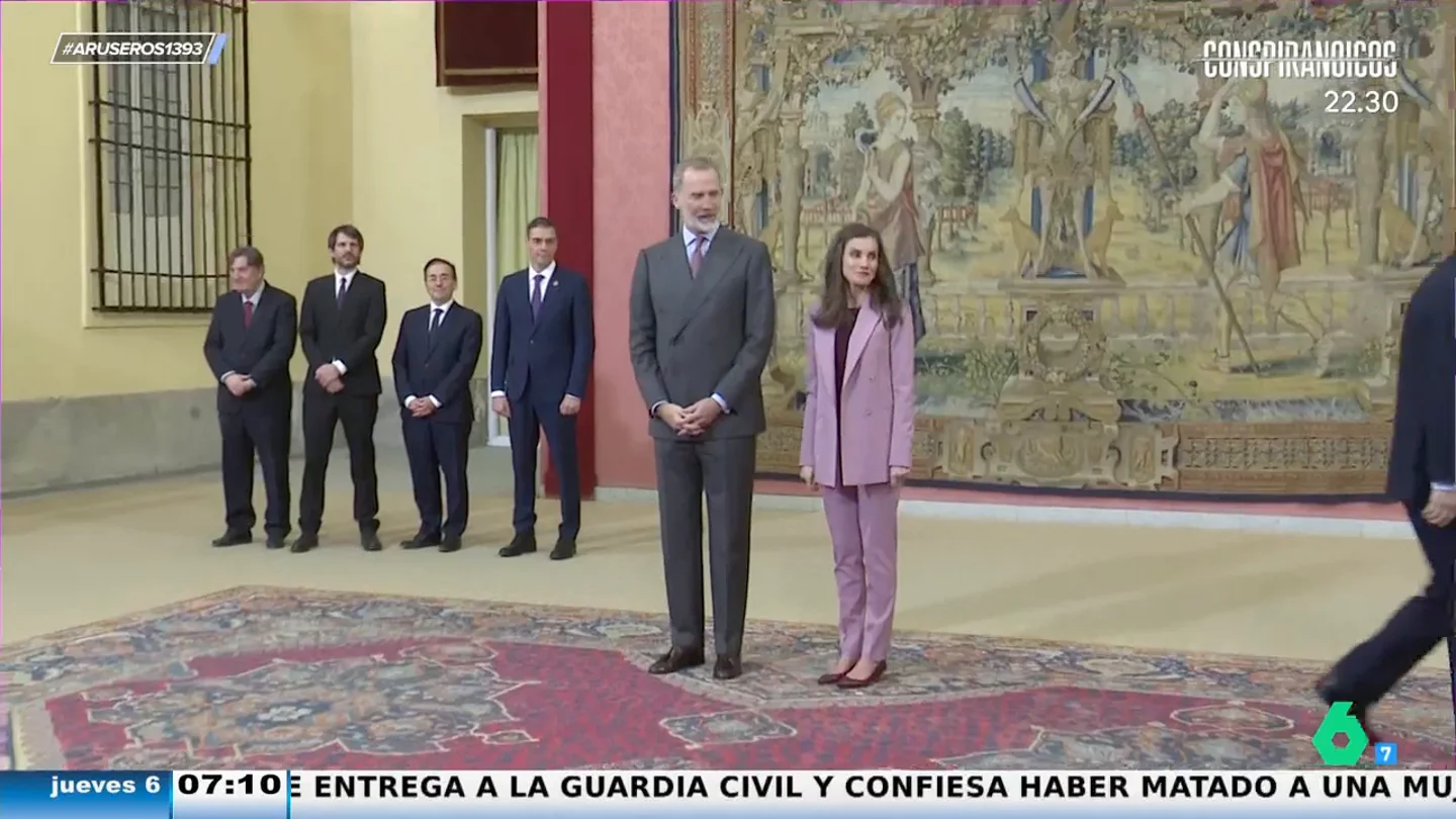 La reina Letizia conquista con un traje rosa empolvado a juego con el rey Felipe y zapatos burdeos La reina Letizia conquista con un traje rosa empolvado a juego con el rey Felipe y zapatos burdeos