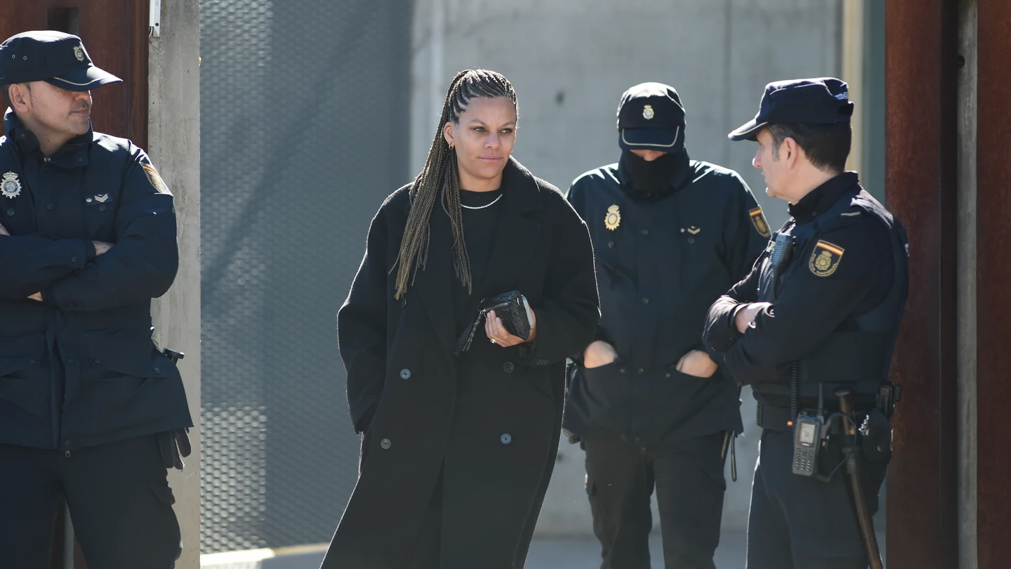 La amiga de Jenni Hermoso que habló con Albert Luque en Ibiza, Ana Ecube, a su salida del juzgado de San Fernando de Henares, este jueves. La amiga de Jenni Hermoso que habló con Albert Luque en Ibiza, Ana Ecube, a su salida del juzgado de San Fernando de Henares, este jueves.