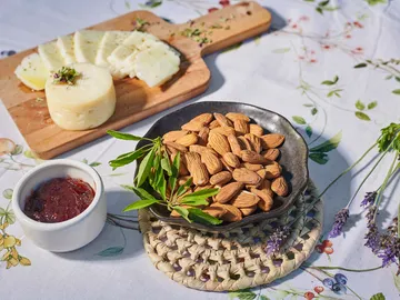 Almendras y queso del Algarve Almendras y queso del Algarve