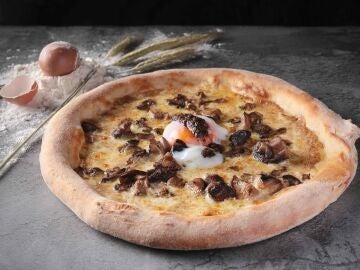 pizza de trufa y huevo poch&eacute;