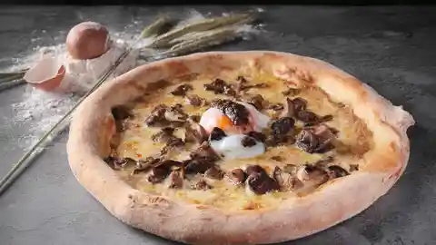 pizza de trufa y huevo poché pizza de trufa y huevo poché