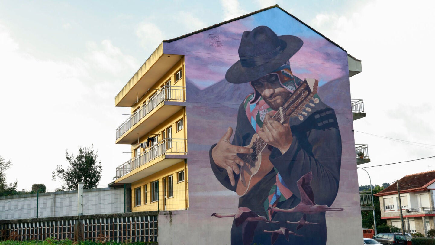 Vista del mural en la localidad de Fene (A Coru&ntilde;a), realizado por el chileno Crist&oacute;bal Espinosa (conocido como Cirst&oacute;bal Persona), titulado 'Charanguista Andino'