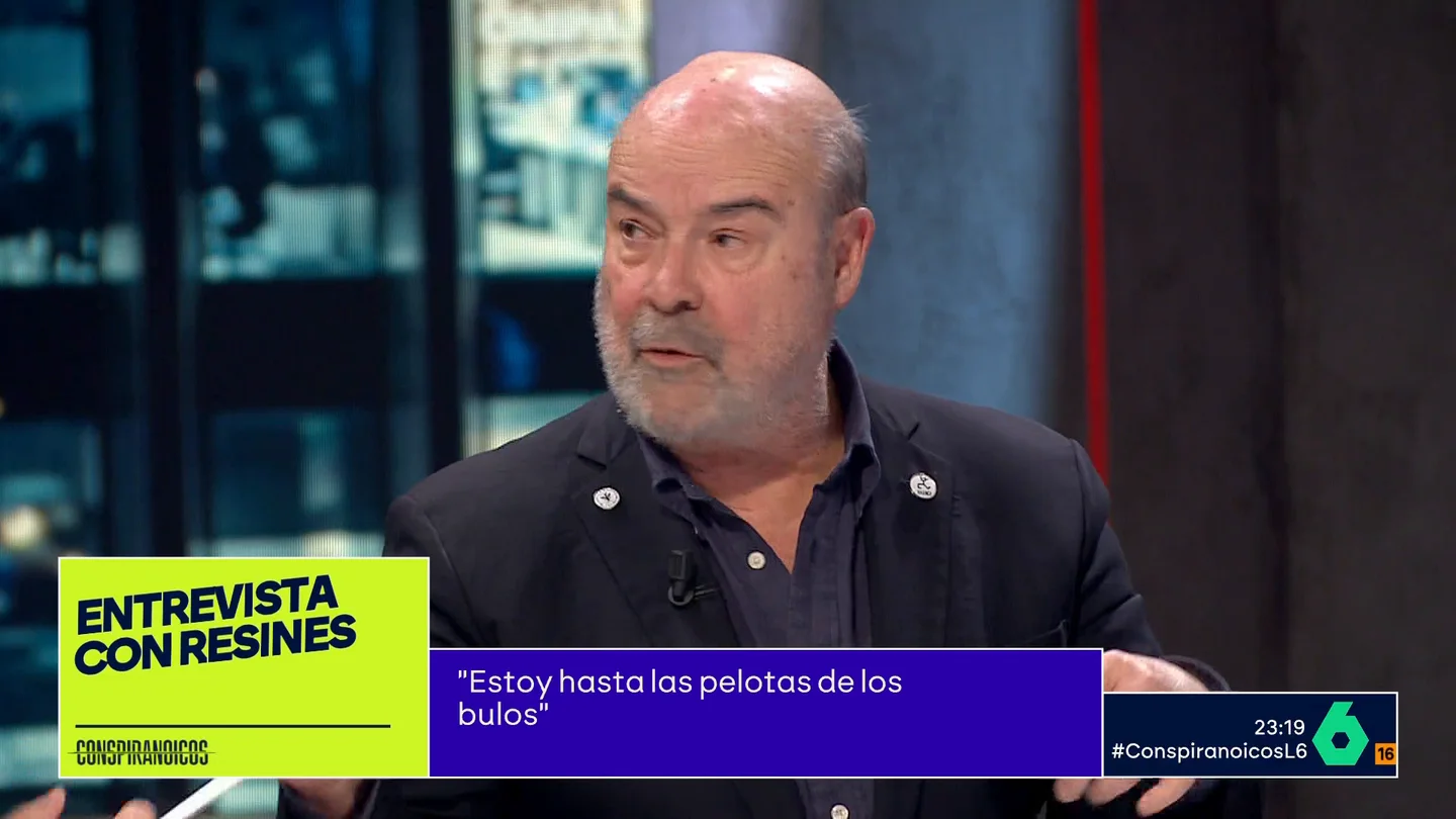 La solución de Antonio Resines para acabar con los bulos y el odio en redes: "Que se identifiquen" El actor expone que, además, si se publican mensajes que contienen calumnias e injurias "debería denunciarse". "Se ha hablado de eso últimamente y sería un asunto muy interesante", afirma Resines.