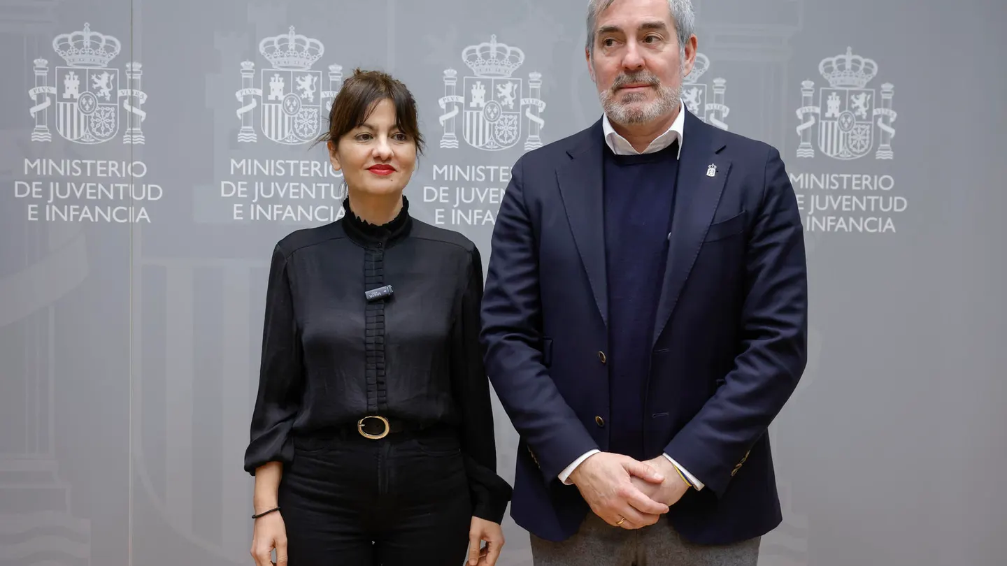 La ministra de Juventud e Infancia, Sira Rego, junto al presidente del Gobierno de Canarias, Fernando Clavijo, este jueves. La ministra de Juventud e Infancia, Sira Rego, junto al presidente del Gobierno de Canarias, Fernando Clavijo, este jueves.