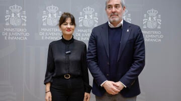 La ministra de Juventud e Infancia, Sira Rego, junto al presidente del Gobierno de Canarias, Fernando Clavijo, este jueves.