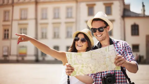 Pareja viajera en San Valentín Pareja viajera en San Valentín