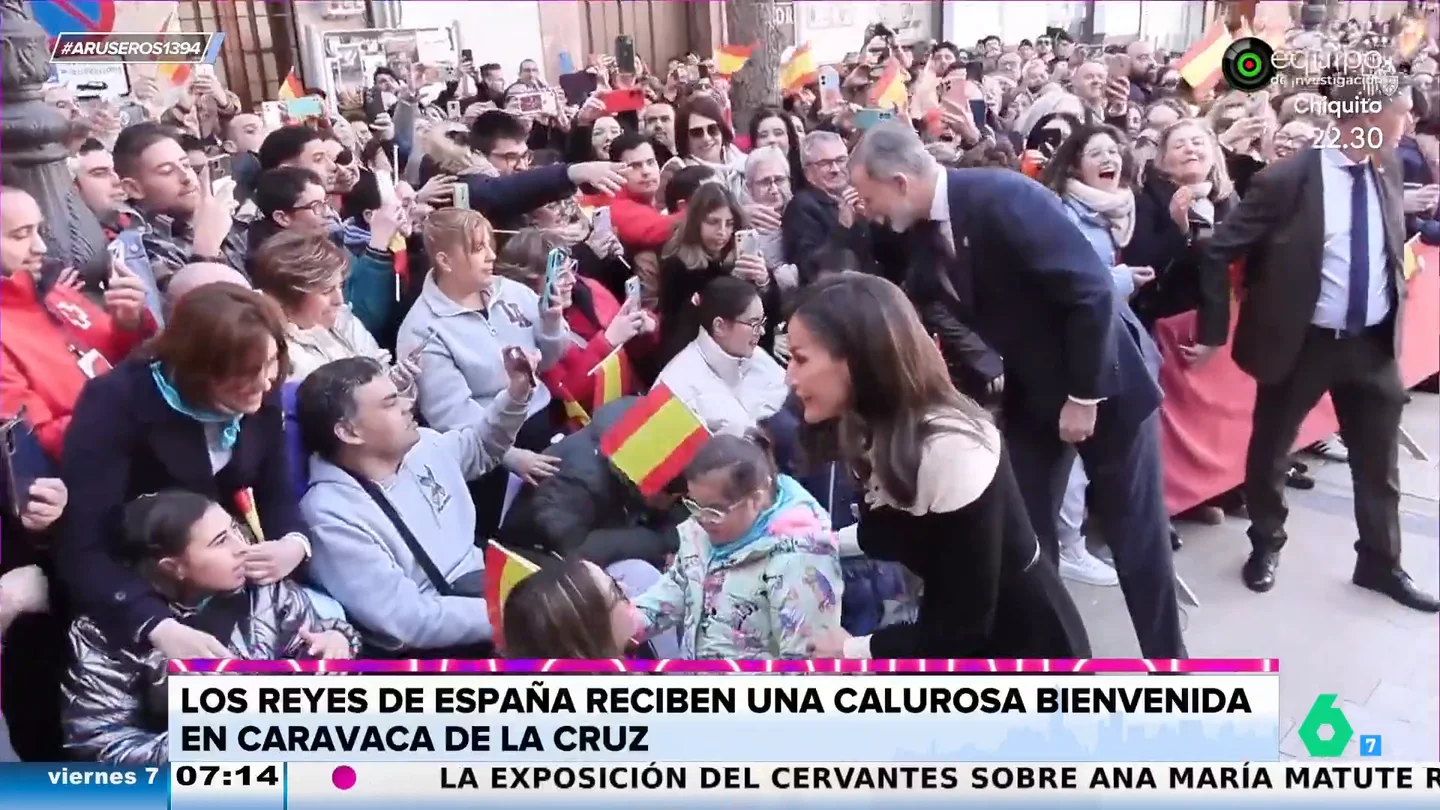 La reina Letizia y Felipe VI cumplen el sueño de Julián, un niño con cáncer: "El rey le dijo que tenía ganas de conocerlo" La reina Letizia y Felipe VI cumplen el sueño de Julián, un niño con cáncer: "El rey le dijo que tenía ganas de conocerlo"