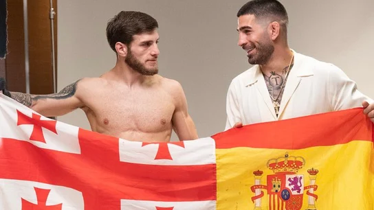 Los hermanos Topuria con las banderas de Georgia y España Los hermanos Topuria con las banderas de Georgia y España