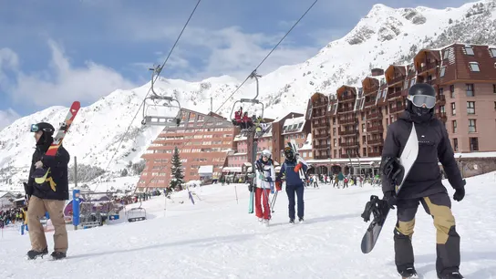 Esquiadores en la estación de esquí de Astún, Huesca.  Esquiadores en la estación de esquí de Astún, Huesca.