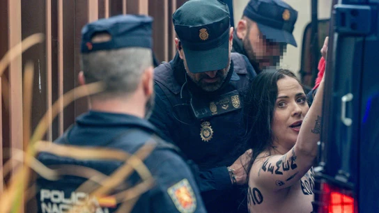 Activista de Femen detenida tras irrumpir en la cumbre de Patriots en Madrid Activista de Femen detenida tras irrumpir en la cumbre de Patriots en Madrid