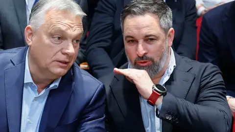 El presidente de Vox, Santiago Abascal (d), conversa con el primer ministro húngaro, Viktor Orbán (Archivo) El presidente de Vox, Santiago Abascal (d), conversa con el primer ministro húngaro, Viktor Orbán (Archivo)