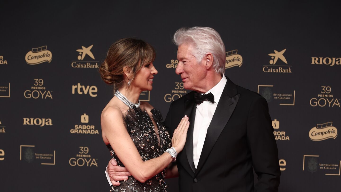 El actor Richard Gere y la publicista Alejandra Silva posan en la alfombra roja de la 39&ordm; edici&oacute;n de los Premios Goya
