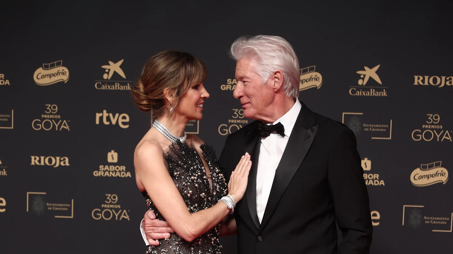 El actor Richard Gere y la publicista Alejandra Silva posan en la alfombra roja de la 39º edición de los Premios Goya El actor Richard Gere y la publicista Alejandra Silva posan en la alfombra roja de la 39º edición de los Premios Goya