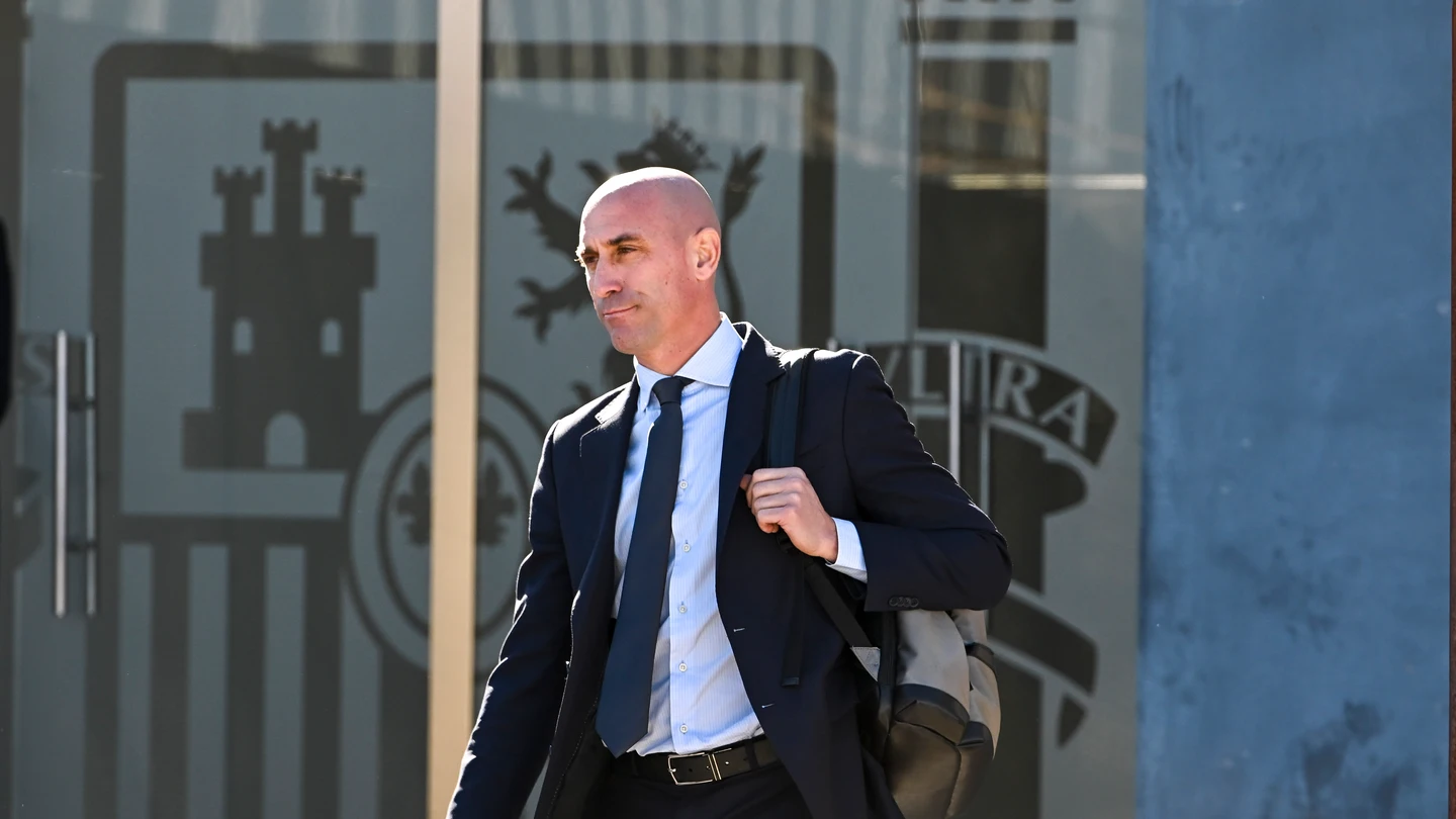 El acusado Luis Rubiales, expresidente de la Real Federación Española de Fútbol (RFEF), sale este jueves de la Audiencia Nacional El acusado Luis Rubiales, expresidente de la Real Federación Española de Fútbol (RFEF), sale este jueves de la Audiencia Nacional