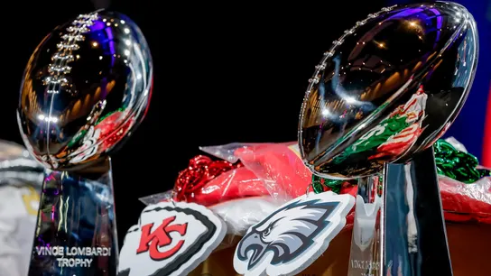 El trofeo de la NFL y los escudos de los Philadelphia Eagles y Kansas City Chiefs El trofeo de la NFL y los escudos de los Philadelphia Eagles y Kansas City Chiefs
