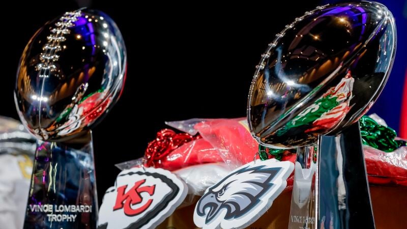 El trofeo de la NFL y los escudos de los Philadelphia Eagles y Kansas City Chiefs