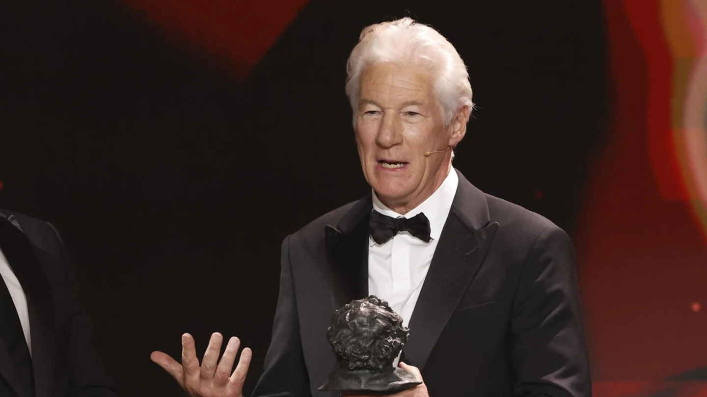 El actor estadounidense Richard Gere recibe el Goya Internacional de manos de Antonio Banderas El actor estadounidense Richard Gere recibe el Goya Internacional de manos de Antonio Banderas