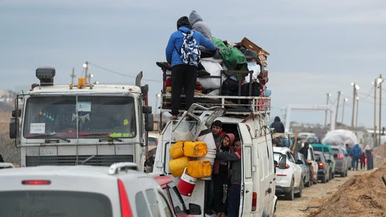 Cientos de palestinos inician su regreso por el Corredor Netzarim tras la salida de los soldados israelíes Cientos de palestinos inician su regreso por el Corredor Netzarim tras la salida de los soldados israelíes
