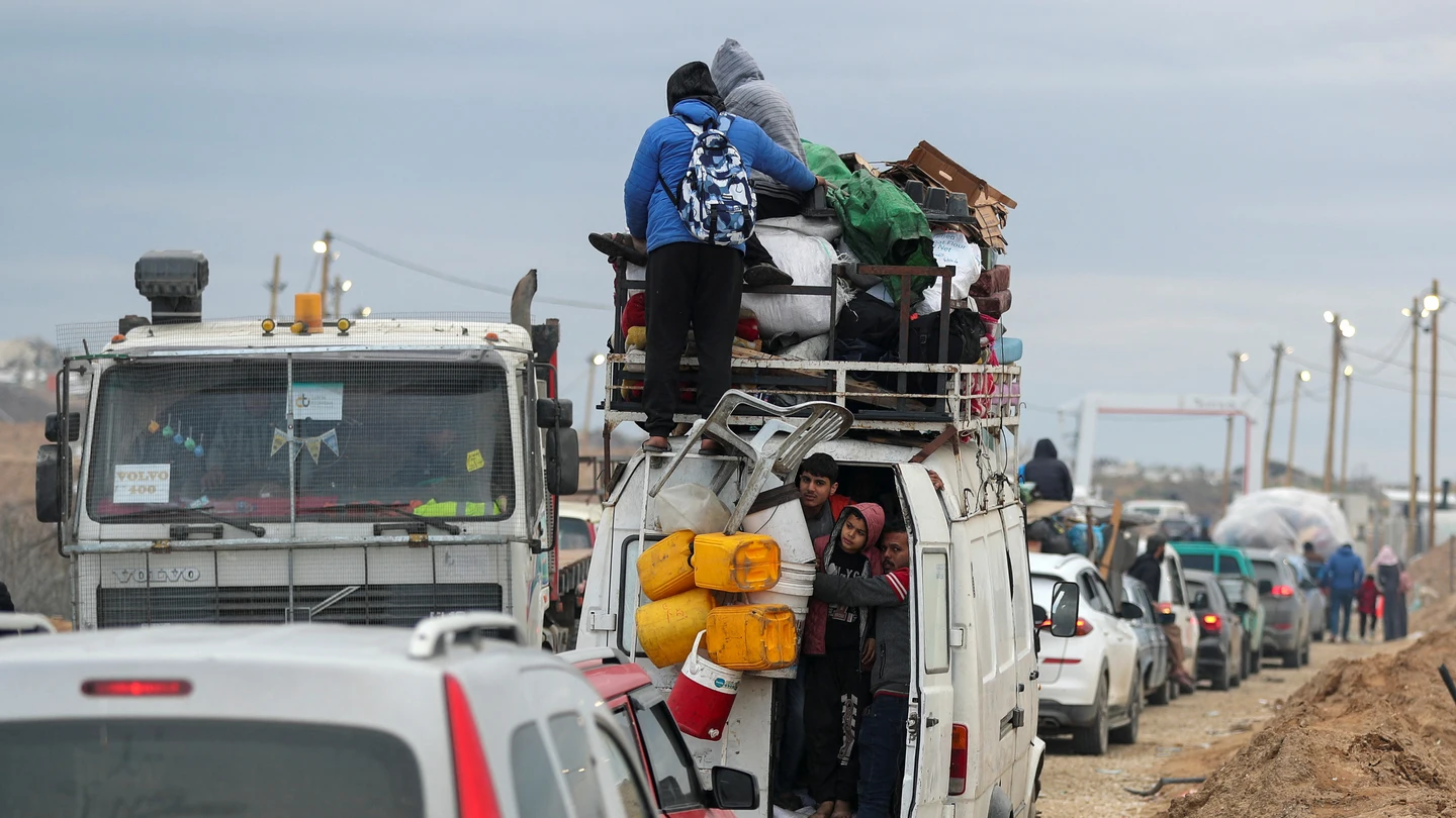 Cientos de palestinos inician su regreso por el Corredor Netzarim tras la salida de los soldados israelíes Cientos de palestinos inician su regreso por el Corredor Netzarim tras la salida de los soldados israelíes