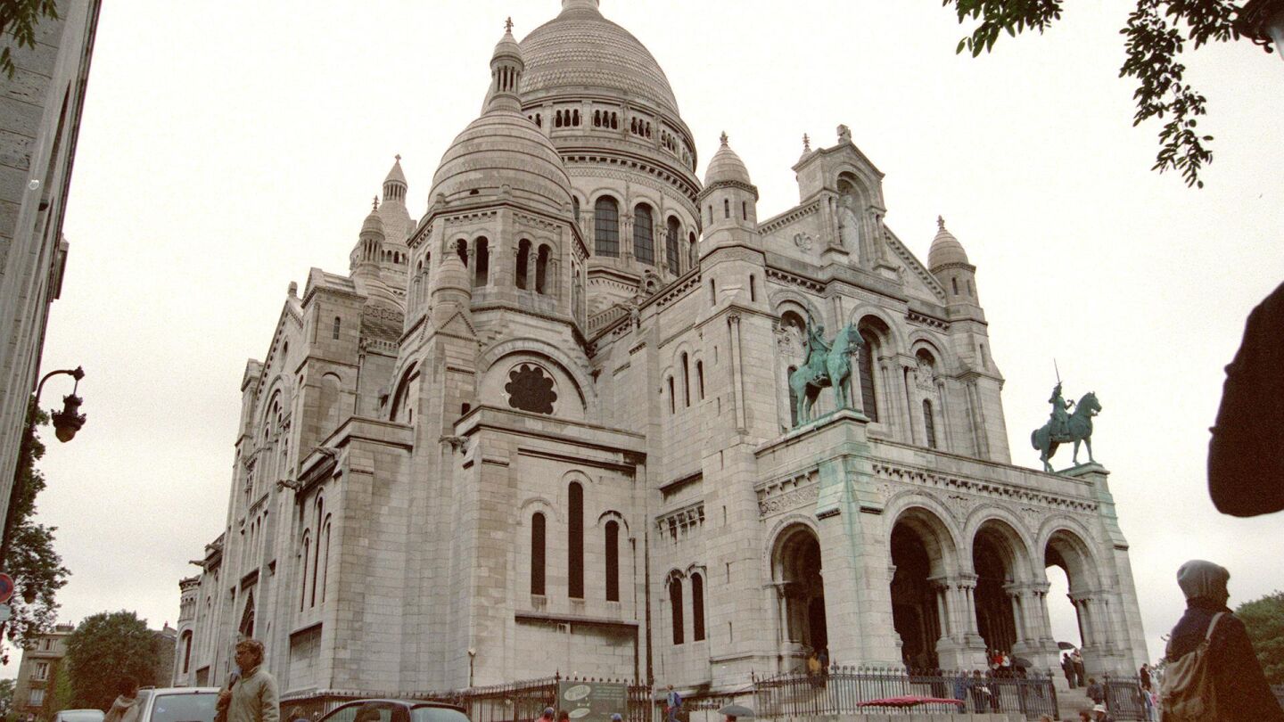 Vista general de la Bas&iacute;lica del Sagrado Coraz&oacute;n, uno de los monumentos m&aacute;s emblem&aacute;ticos de Montmartre (Par&iacute;s)