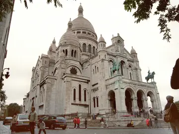 Vista general de la Basílica del Sagrado Corazón, uno de los monumentos más emblemáticos de Montmartre (París) Vista general de la Basílica del Sagrado Corazón, uno de los monumentos más emblemáticos de Montmartre (París)