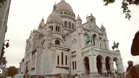 Vista general de la Basílica del Sagrado Corazón, uno de los monumentos más emblemáticos de Montmartre (París) Vista general de la Basílica del Sagrado Corazón, uno de los monumentos más emblemáticos de Montmartre (París)