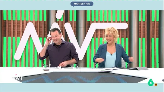 Cristina Pardo, sobre Bea de Vicente: "Ha dicho 'me voy a callar', no perdamos oportunidad de tomarlo al pie de la letra" Más Vale Tarde arranca con un momento divertido en el que Iñaki López compara a Juande Colmenero con Verdeliss, Bea de Vicente asegura que se va a callar y Cristina Pardo le contesta con ironía.