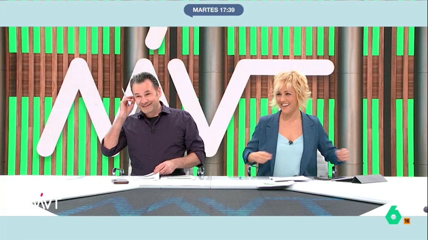 Cristina Pardo, sobre Bea de Vicente: "Ha dicho 'me voy a callar', no perdamos oportunidad de tomarlo al pie de la letra" Más Vale Tarde arranca con un momento divertido en el que Iñaki López compara a Juande Colmenero con Verdeliss, Bea de Vicente asegura que se va a callar y Cristina Pardo le contesta con ironía.