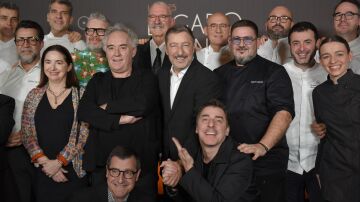 El chef Joan Roca junto a Dani García y varios de los invitados a la cena tributo al catalán en el restaurante Leña de Barcelona.