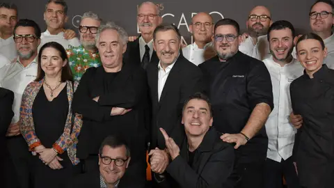 El chef Joan Roca junto a Dani García y varios de los invitados a la cena tributo al catalán en el restaurante Leña de Barcelona. El chef Joan Roca junto a Dani García y varios de los invitados a la cena tributo al catalán en el restaurante Leña de Barcelona.