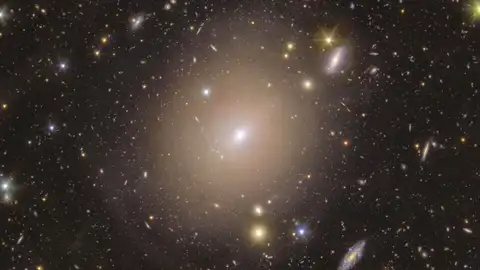 Un brillante anillo de Einstein alrededor de la galaxia "NGC 6505" Un brillante anillo de Einstein alrededor de la galaxia "NGC 6505"