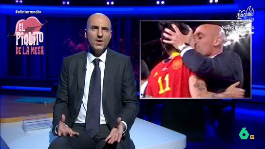 El 'alegato' de 'Luis Rubiales' desde el "piquito" de la mesa: "Lo que más me duele es que penséis que soy machista" Raúl Pérez imita a Luis Rubiales después de declarar hoy en su juicio por presunta agresión sexual tras su beso a Jenni Hermoso. En este vídeo, se defiende con un mensaje a las mujeres sin símiles futbolísticos "para que lo entendáis".