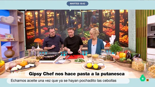 Gipsy Chef enseña cómo elaborar una deliciosa pasta puttanesca: la receta paso a paso En esta elaboración el cocinero tan solo utiliza una sartén ya que, como indica, "vamos a hacer todo junto". En su elaboración va a utilizar, entre otras cosas, anchoas, alcaparras o aceitunas negras. Descubre la receta completa en el vídeo principal.