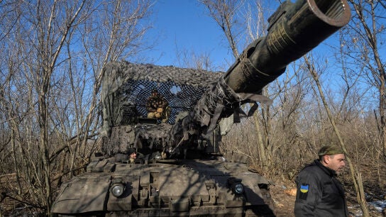 Militares de las Fuerzas Armadas de Ucrania operan un tanque Leopard 1A5, en la regi&oacute;n de Donetsk, Ucrania, el 9 de febrero de 2025. 