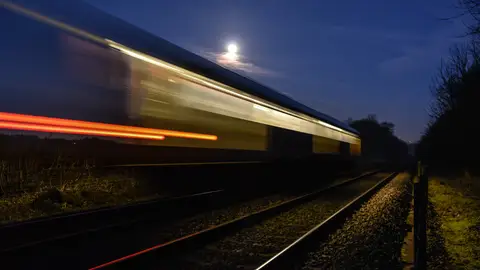 Imagen de archivo de un tren nocturno Imagen de archivo de un tren nocturno