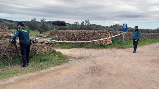 Agentes de la Guardia Civil en el exterior de una de las fincas donde se busca a Noemí, desaparecida desde junio en Santa Olalla (Huelva) Agentes de la Guardia Civil en el exterior de una de las fincas donde se busca a Noemí, desaparecida desde junio en Santa Olalla (Huelva)