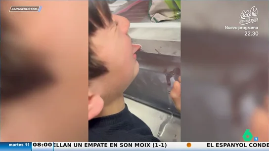 A este pobre niño se le queda la lengua pegada a la nevera: "¿Cuántas veces hemos advertido de este peligro?" A este pobre niño se le queda la lengua pegada a la nevera: "¿Cuántas veces hemos advertido de este peligro?"
