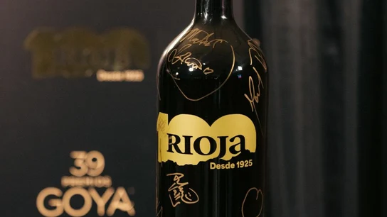 Una de las botellas firmadas por cineastas del país en los Goya que el Consejo Regulador de la Denominación de Origen la Rioja (DOCa) busca vía X. Una de las botellas firmadas por cineastas del país en los Goya que el Consejo Regulador de la Denominación de Origen la Rioja (DOCa) busca vía X.