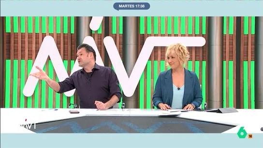 El dardo de Iñaki López a Gonzalo Miró tras la presentación de Gipsy Chef: "Te guardaremos un táper, que andas justo" El presentador ha contado qué recetas va a elaborar el cocinero en el programa y se ha dirigido directamente al colaborador que, debido a su intolerancia a los lácteos, no podrá disfrutar de una de las elaboraciones.
