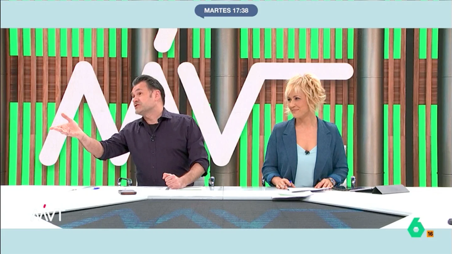 El dardo de Iñaki López a Gonzalo Miró tras la presentación de Gipsy Chef: "Te guardaremos un táper, que andas justo" El presentador ha contado qué recetas va a elaborar el cocinero en el programa y se ha dirigido directamente al colaborador que, debido a su intolerancia a los lácteos, no podrá disfrutar de una de las elaboraciones.