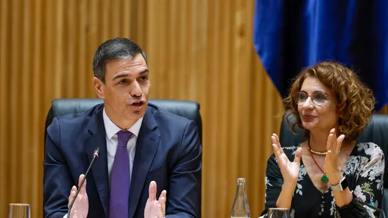 El presidente del Gobierno y secretario general del PSOE, Pedro Sánchez, acompañado de la vicepresidenta primera del Gobierno de España y ministra de Hacienda, María Jesús Montero, durante la reunión de los grupos parlamentarios en el Congreso y el Senado. El presidente del Gobierno y secretario general del PSOE, Pedro Sánchez, acompañado de la vicepresidenta primera del Gobierno de España y ministra de Hacienda, María Jesús Montero, durante la reunión de los grupos parlamentarios en el Congreso y el Senado.
