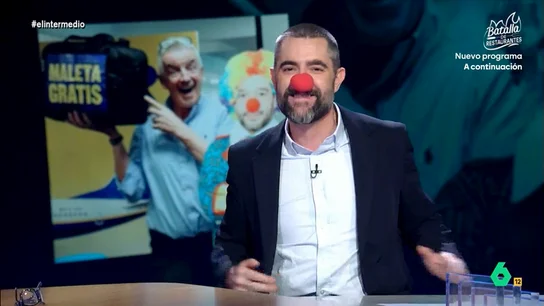 Dani Mateo aconseja a Bustinduy contestar a Ryanair "en su mismo idioma": "Yo seré un payaso pero te jodes y pagas el multazo" Tras la multa impuesta a Ryanair por el cobro del equipaje de mano, la aerolínea ha decidido comenzar una campaña de billetes baratos utilizando una imagen del ministros de Consumo disfrazado como un payaso.