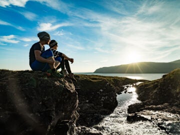 Pareja disfrutando de la puesta de sol