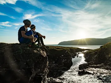 Pareja disfrutando de la puesta de sol Pareja disfrutando de la puesta de sol