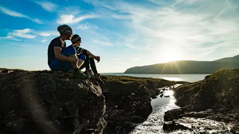 Pareja disfrutando de la puesta de sol Pareja disfrutando de la puesta de sol
